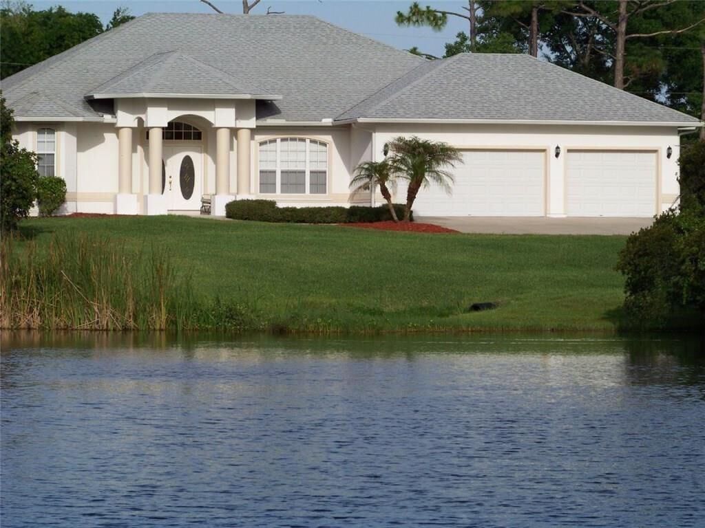 Property Photo:  610 Cross Creek Drive  FL 32958 