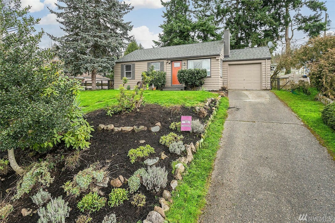 Property Photo:  512 Grandey Wy NE  WA 98056 