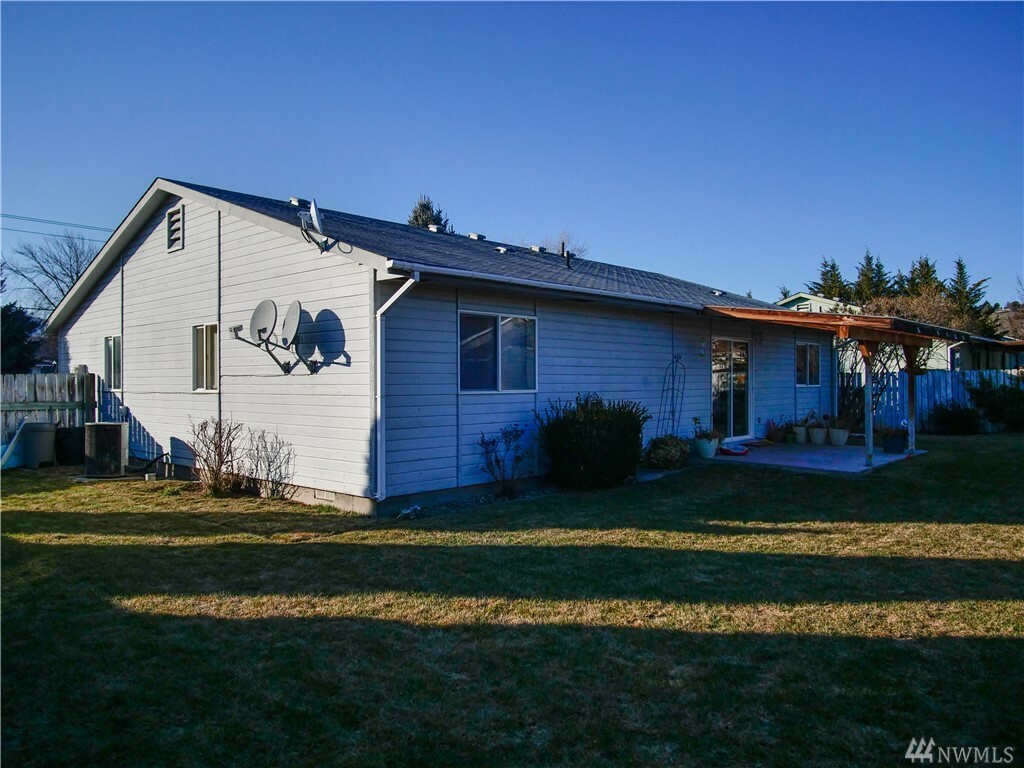 Property Photo:  708 Locust St  WA 98841 