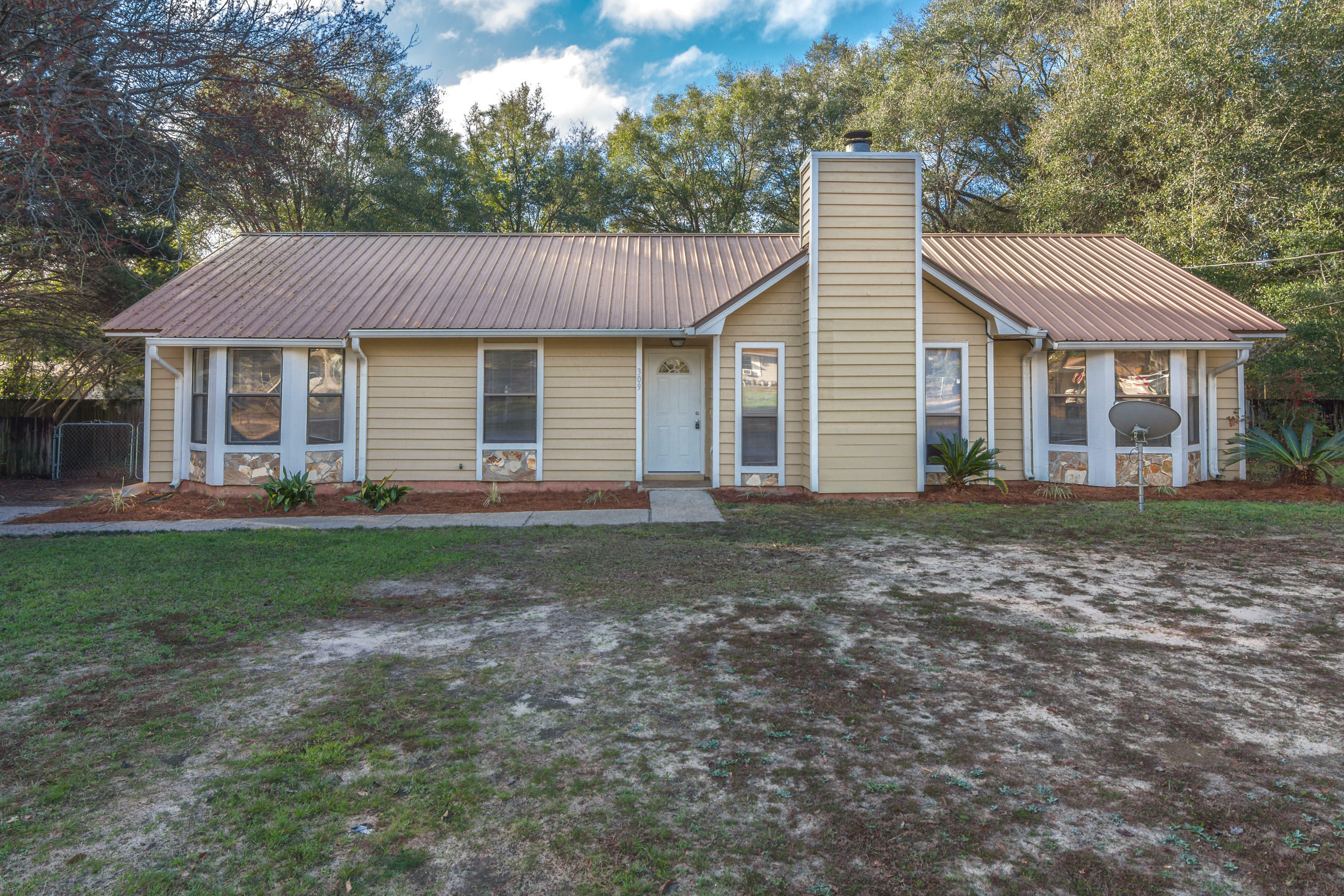 Property Photo:  309 Springwood Circle  FL 32536 