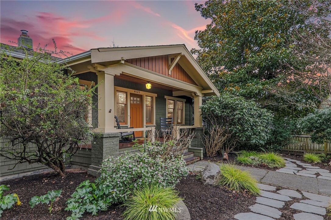 Property Photo:  4123 NE 41st Street  WA 98105 