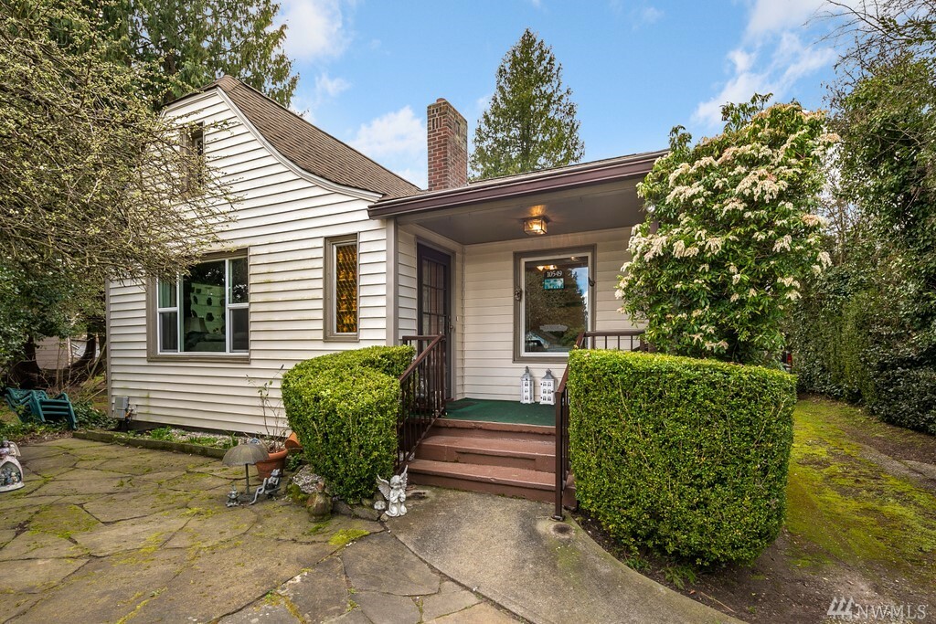 Property Photo:  10549 Phinney Ave N  WA 98133 