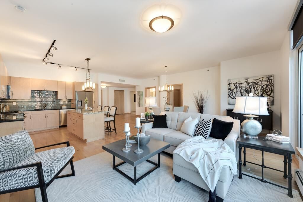 Property Photo:  215 10th Ave  S 727  MN 55415 