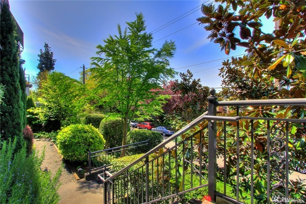 Property Photo:  2634 Franklin Ave E 206  WA 98102 