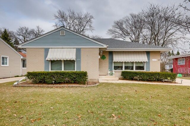 Property Photo: 1329 Margret Street IL 60018