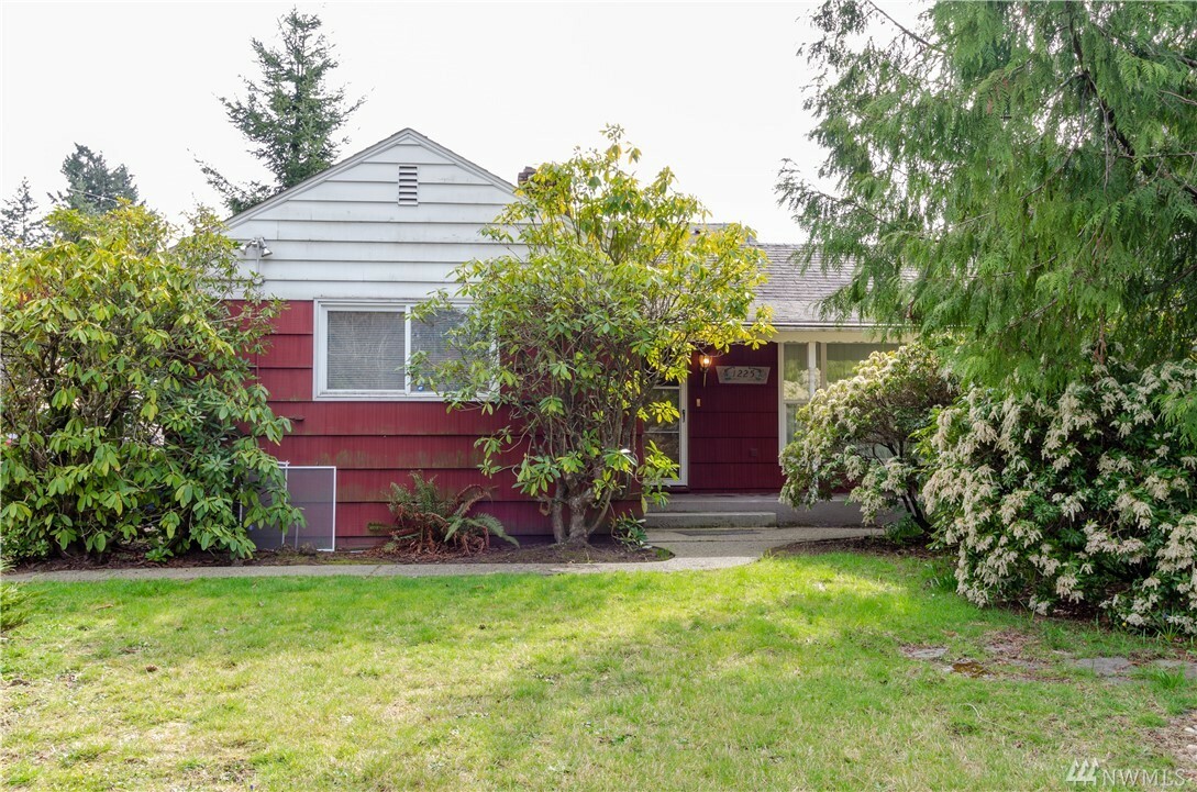 Property Photo:  1225 S 128th St  WA 98168 