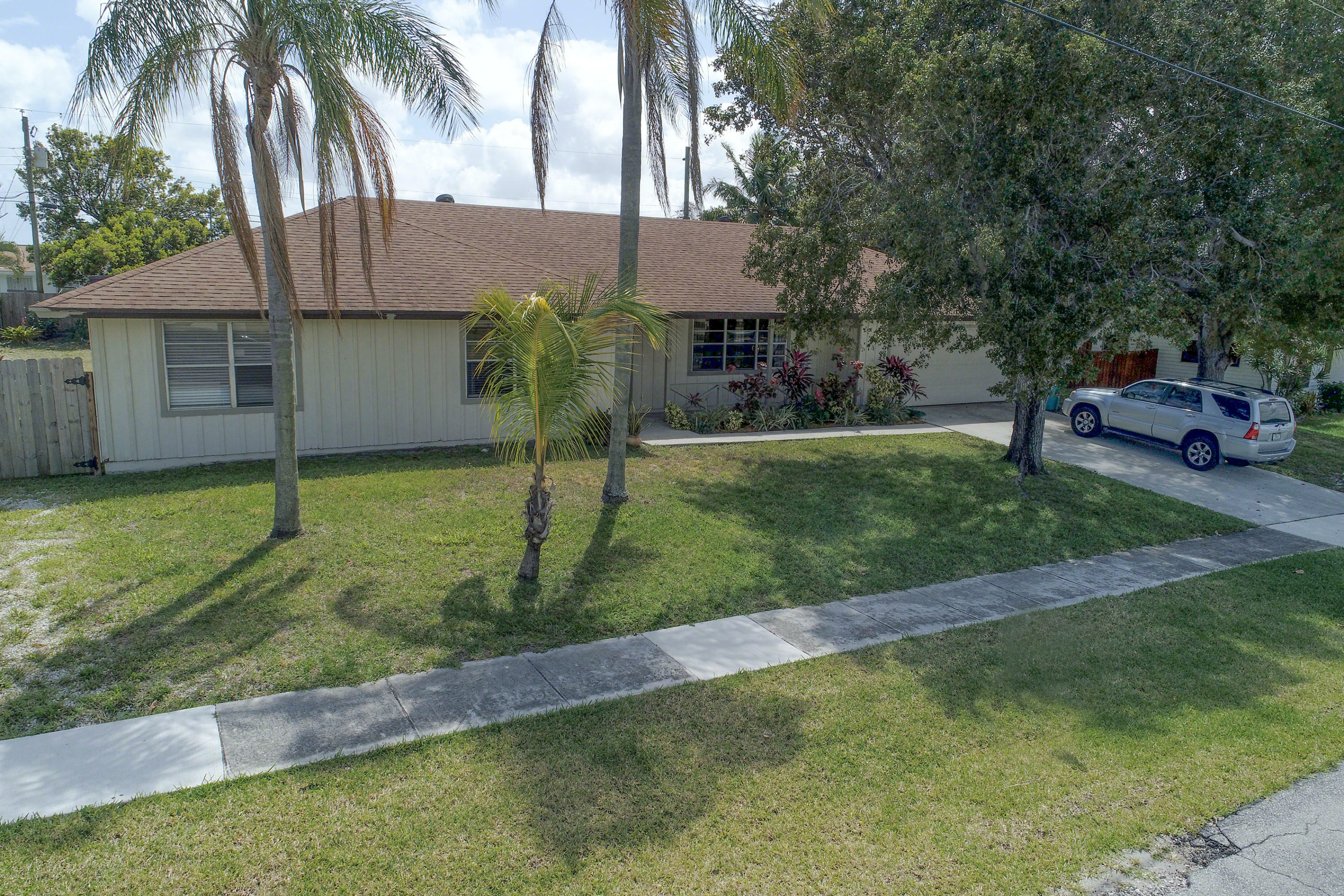 Property Photo:  340 SW 10th Avenue  FL 33435 