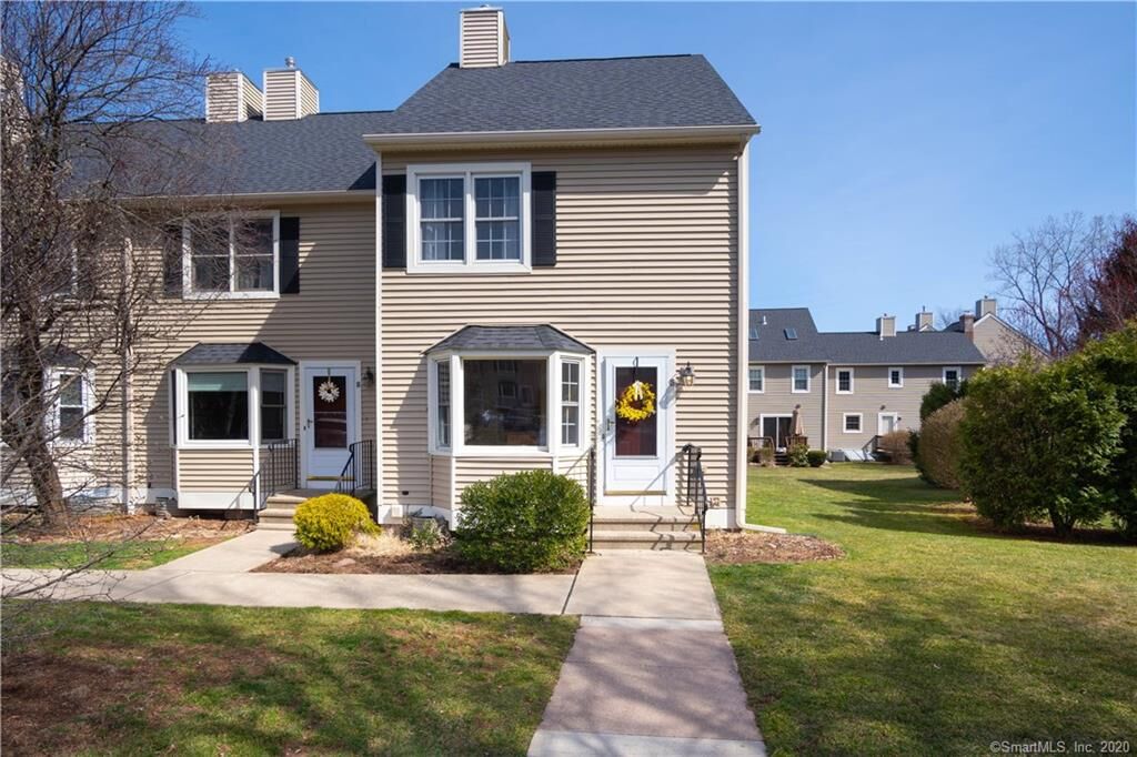 Property Photo:  15 Braintree Court 15  CT 06078 