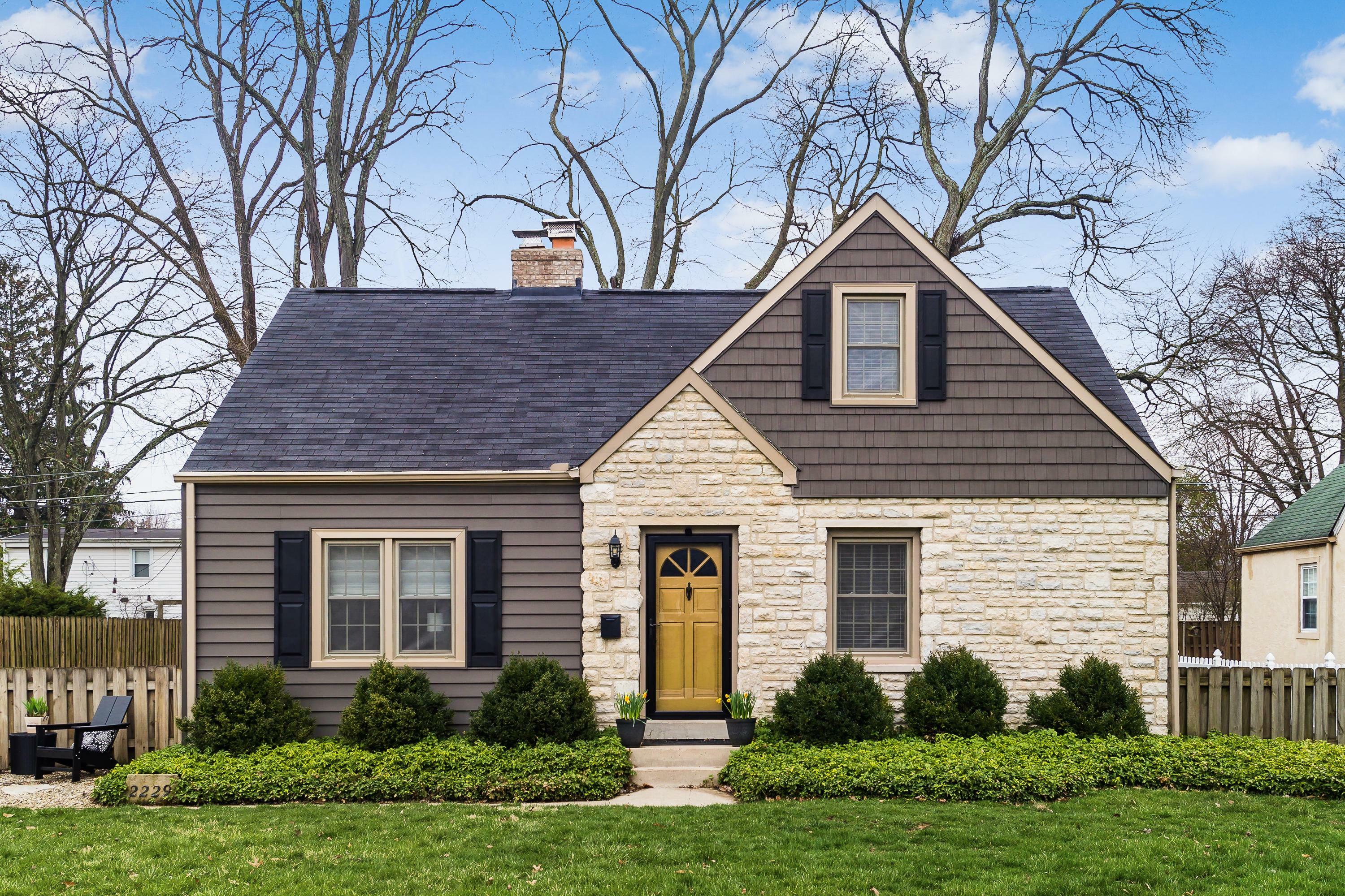 Property Photo: 2229 Ridgeview Road OH 43221