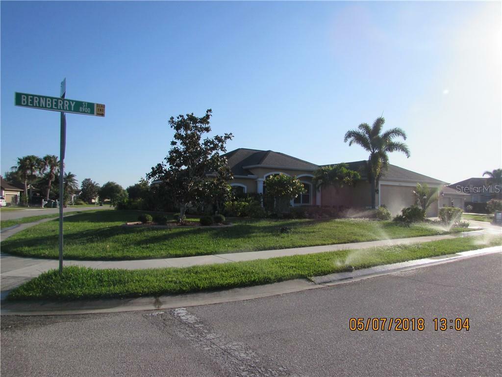 Property Photo:  8901 Bernberry Street  FL 34240 