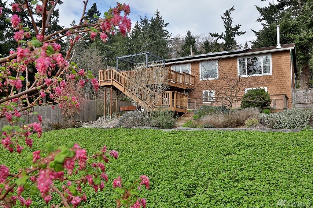 Property Photo:  812  Casino Drive  WA 98253 