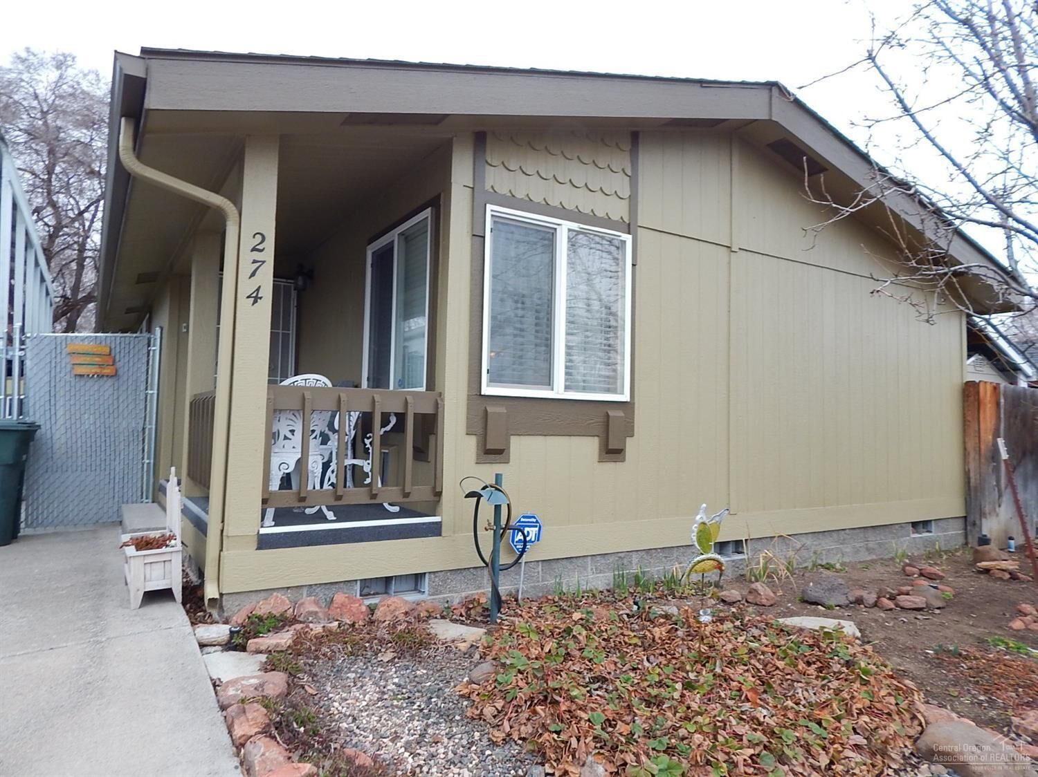 Property Photo:  274 SE 10th Street  OR 97741 