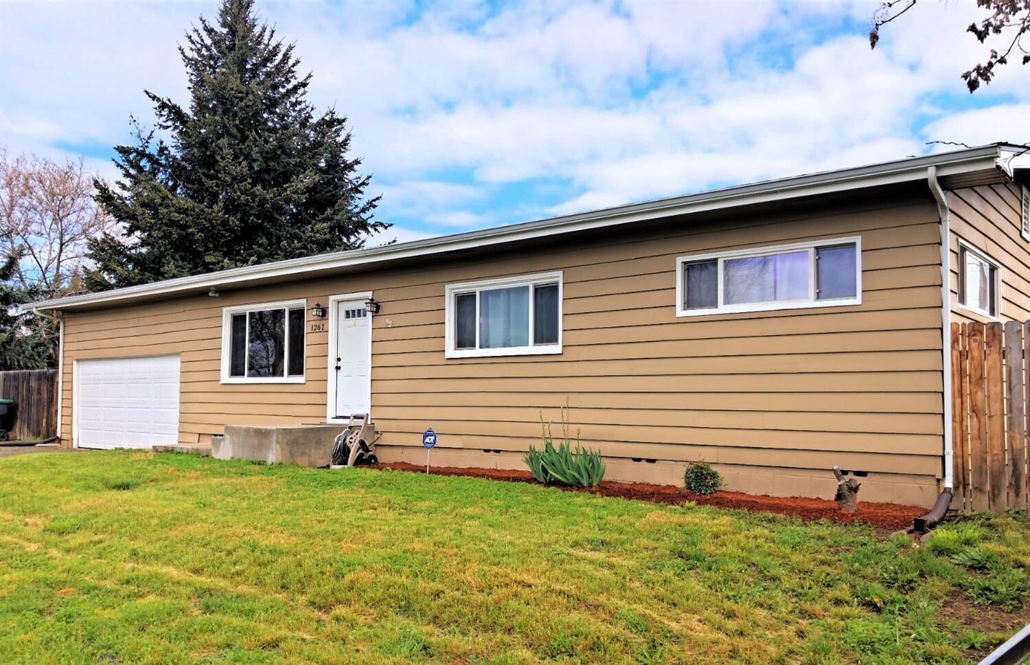 Property Photo: 1261 Spring Street OR 97504