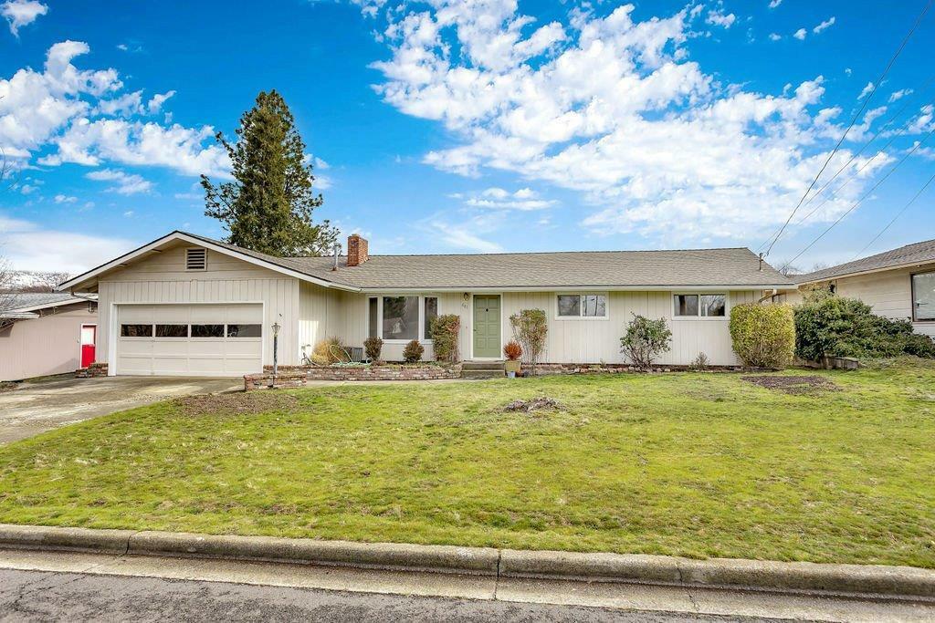 Property Photo:  881 Olympic Avenue  OR 97504 