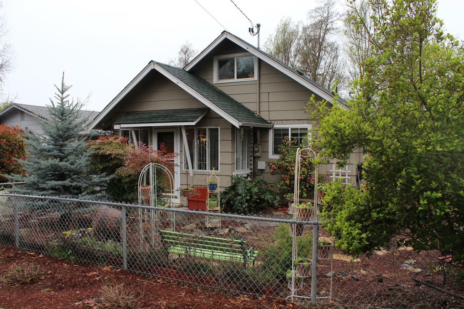 Property Photo:  924 NE 12th Street  OR 97526 