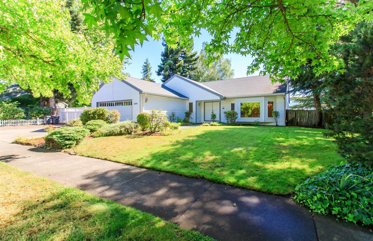 Property Photo: 1221 Laloma Drive OR 97504