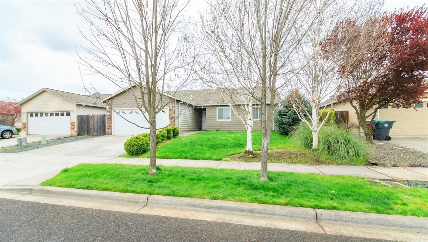 Property Photo:  1049 Worchester Drive  OR 97501 