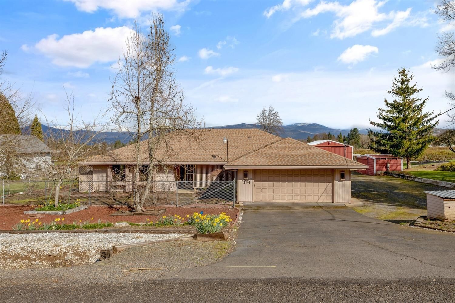 Property Photo:  2143 Magnolia Avenue  OR 97501 