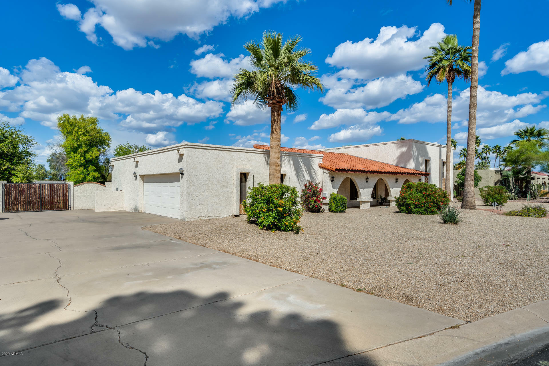 Property Photo:  410 E Campina Drive  AZ 85340 