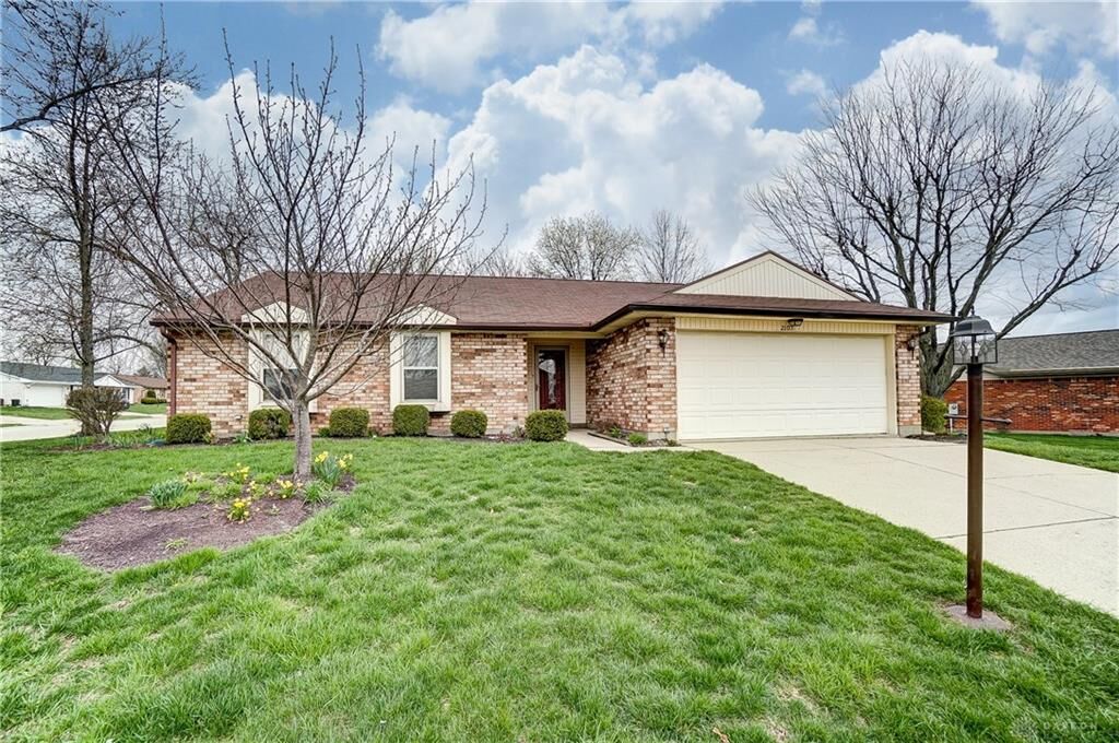 Property Photo: 2103 Sir Lockesley Drive OH 45342