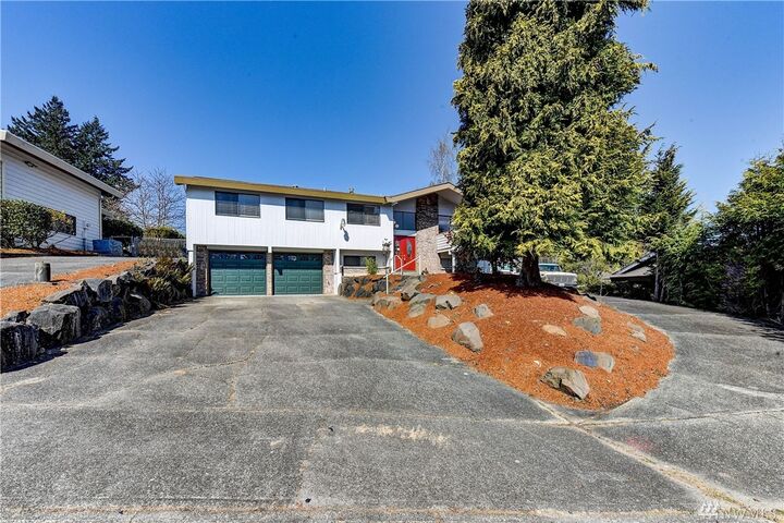 Property Photo:  26425  Somerset Lane  WA 98032 