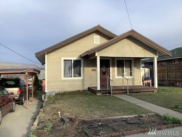 Property Photo:  409  Malaga Avenue  WA 98801 