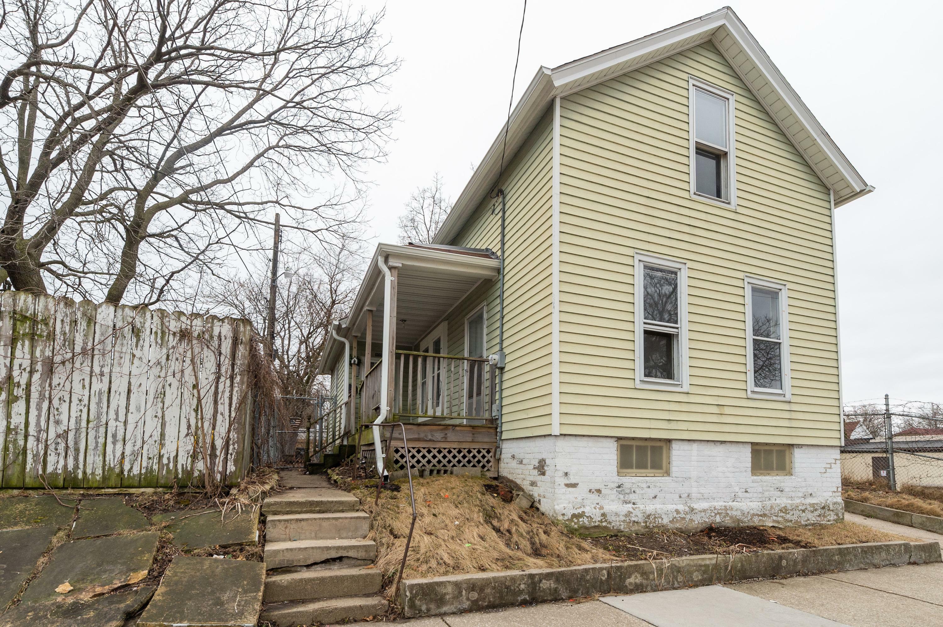 Property Photo:  909 Kewaunee St  WI 53402 