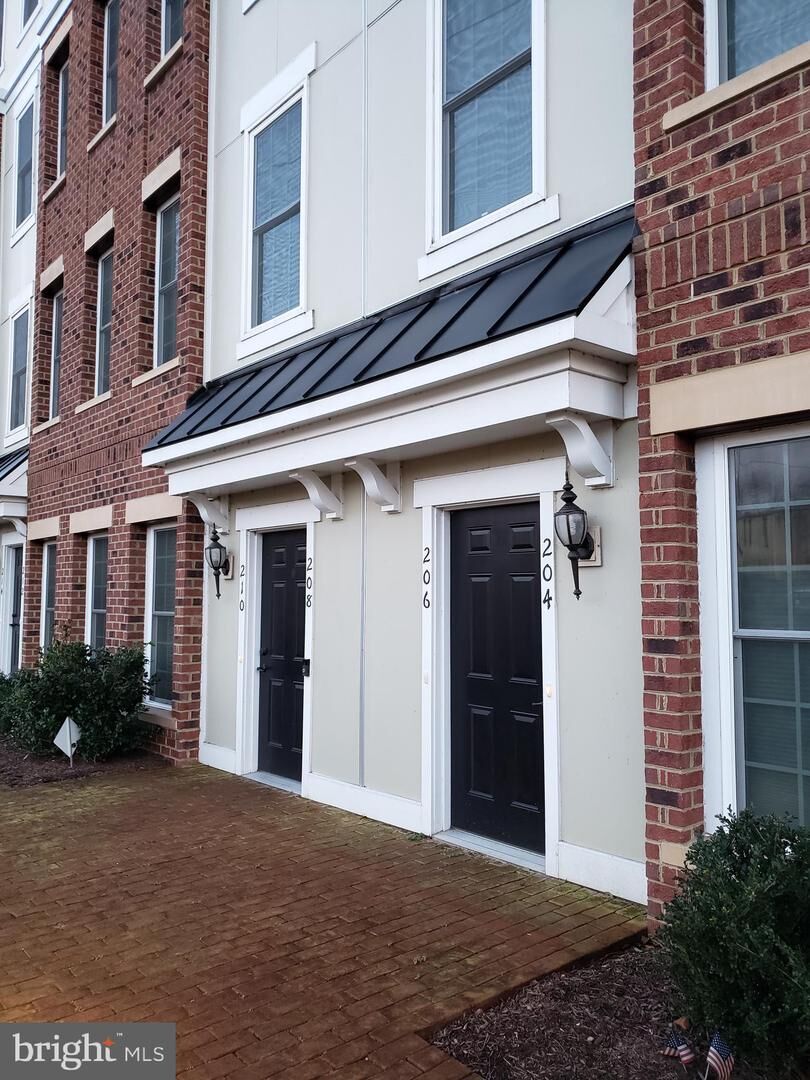 Property Photo:  206 Murdoch Square SE  VA 20175 