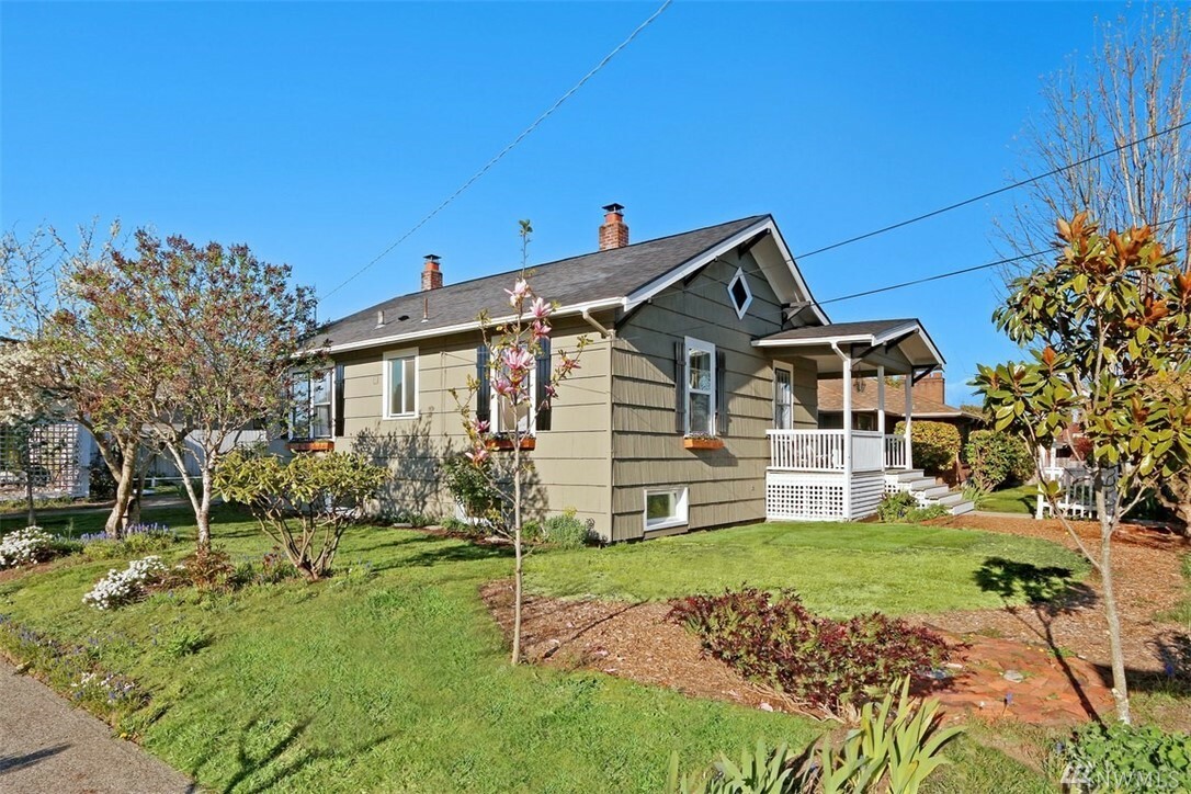 Property Photo:  2704 S Dawson St  WA 98108 