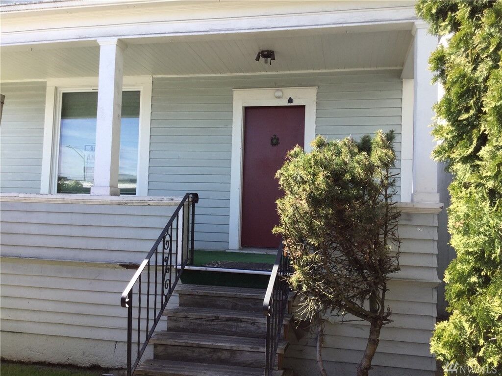 Property Photo:  3614 Broadway  WA 98201 