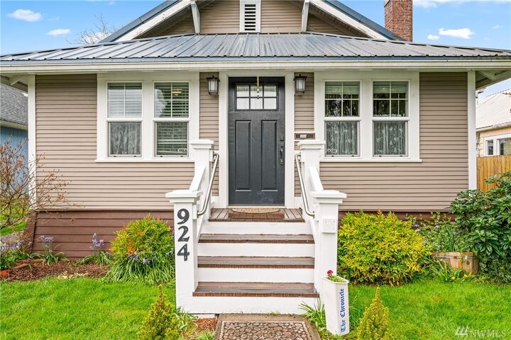 Property Photo:  924 N Washington Ave  WA 98531 