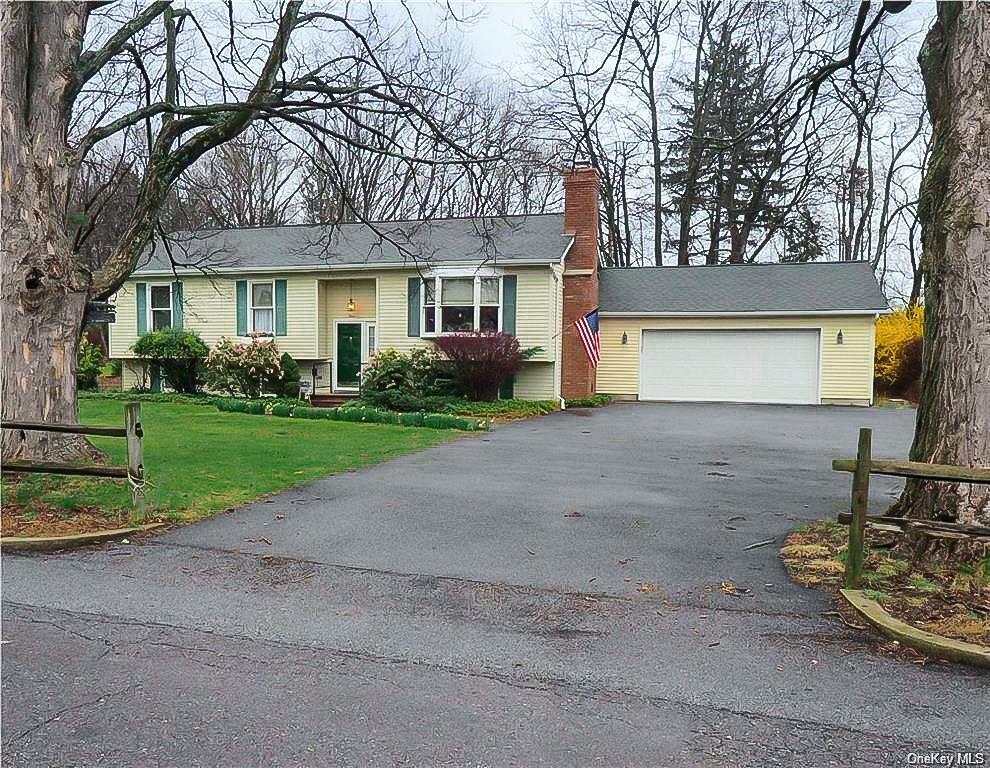 Property Photo:  4 Woodside Drive  NY 10990 