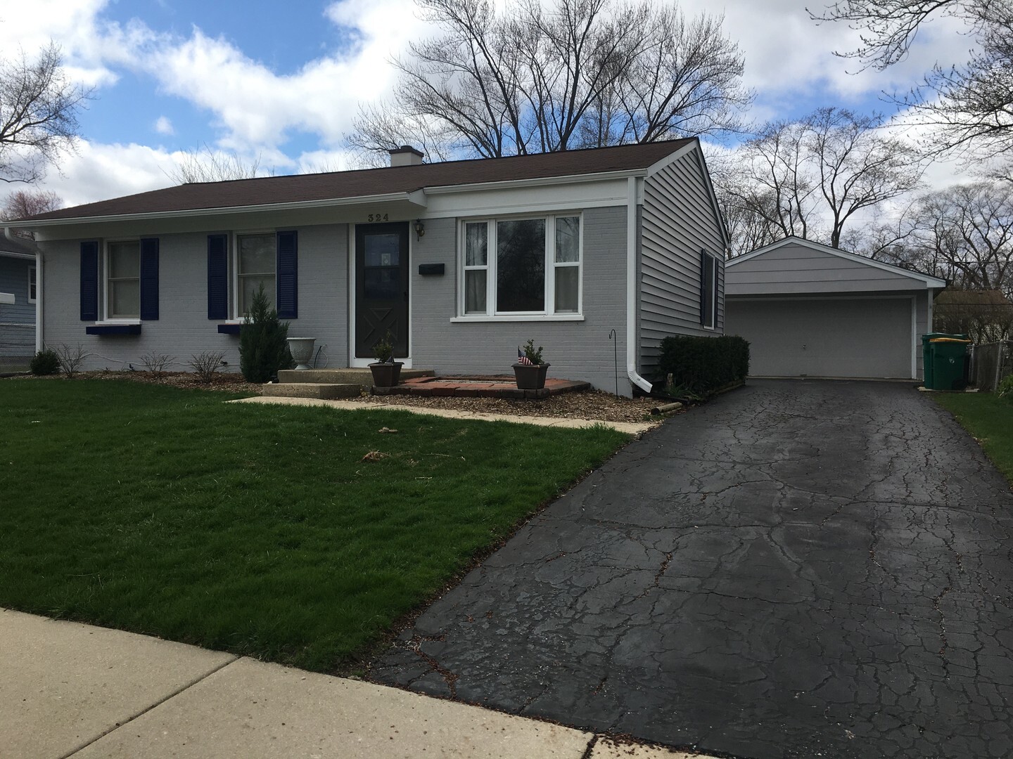 Property Photo: 324 Hiawatha Drive IL 60089