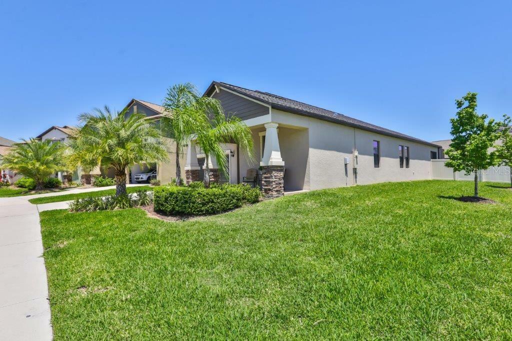 Property Photo:  10928 Great Cormorant Drive  FL 33579 