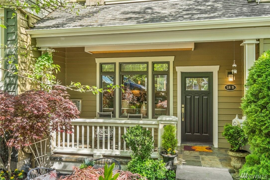 Property Photo:  18 W Etruria Street B  WA 98119 