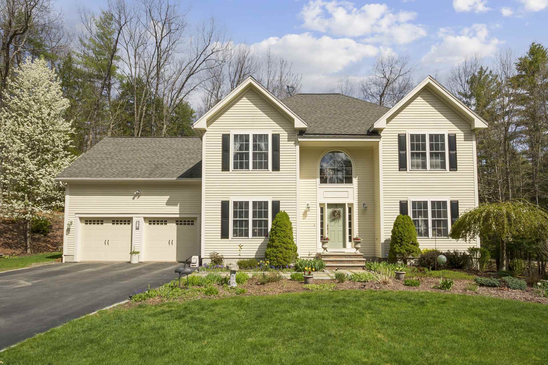 Property Photo: 5 Deer Brook Way NH 03057
