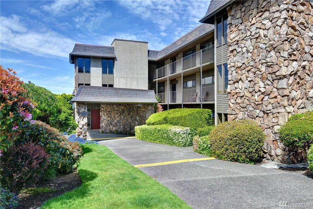 Property Photo:  655 Main St 204  WA 98020 