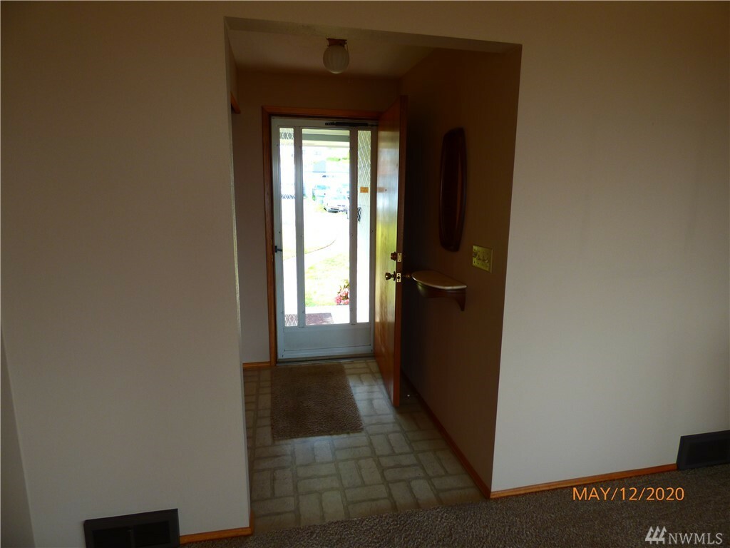 Property Photo:  1025 E 9th  WA 98362 