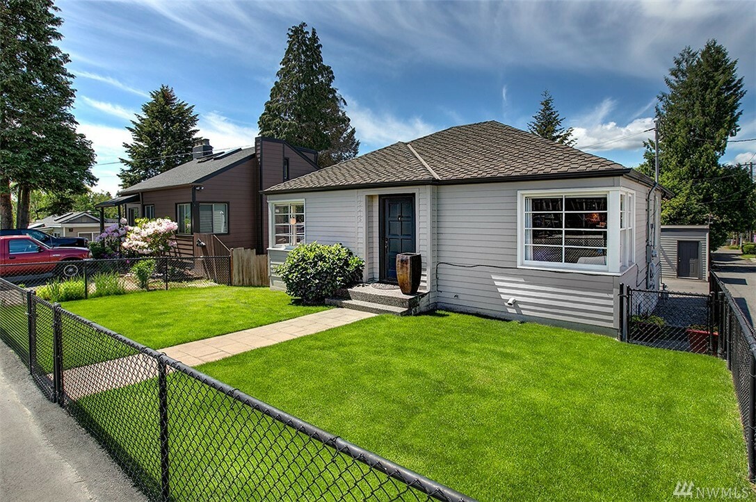 Property Photo:  15215 9th Ave SW  WA 98166 