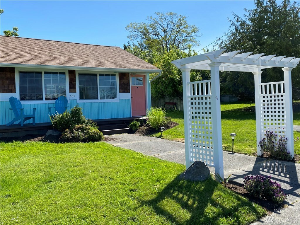 Property Photo: 205 NE 7th St WA 98239