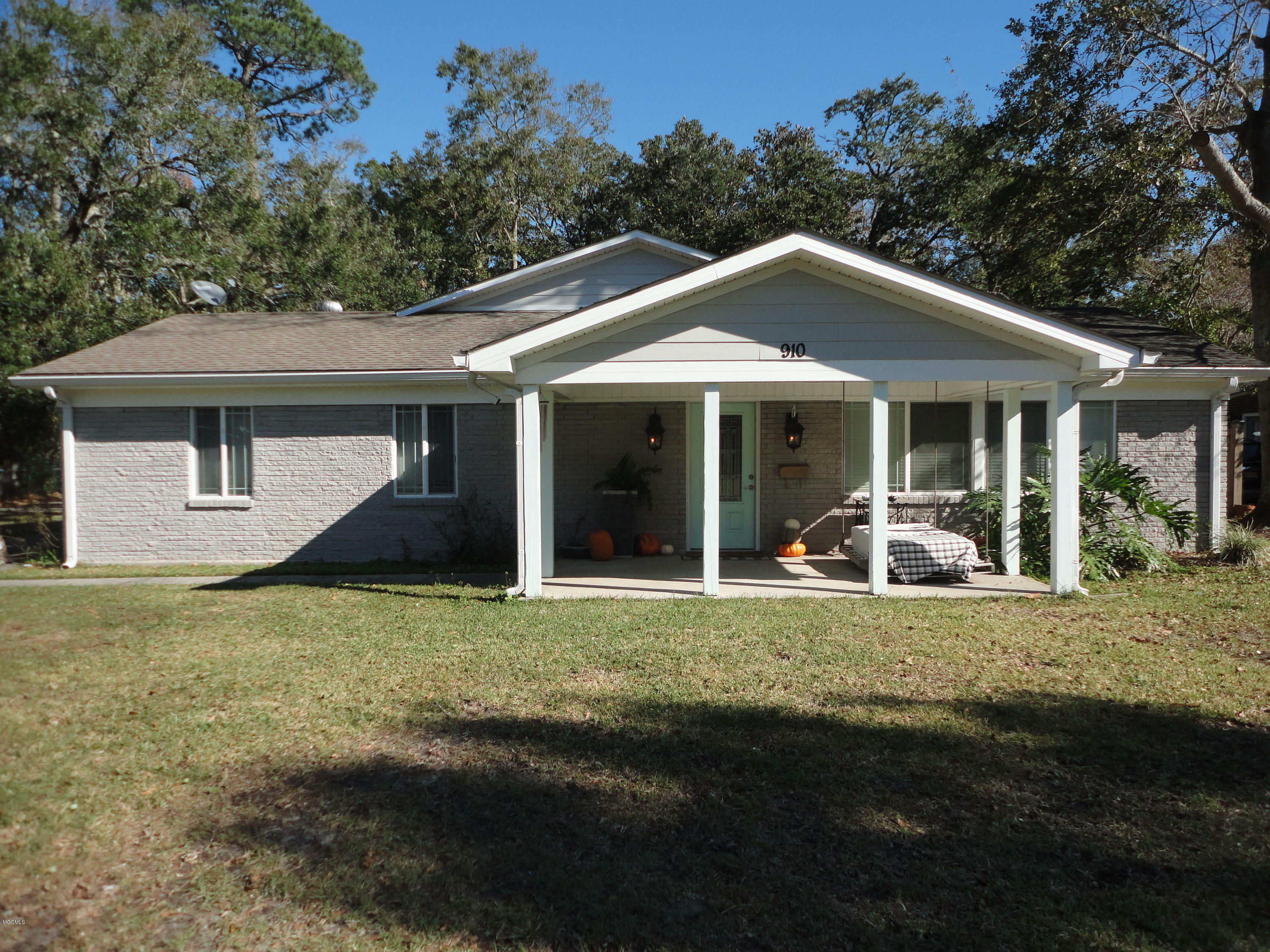 Property Photo:  910 Williams Street  MS 39567 