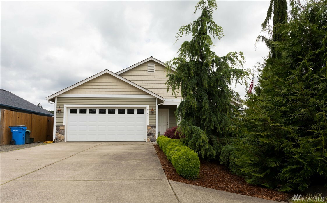 Property Photo:  221 S Spruce Ave  WA 98675 