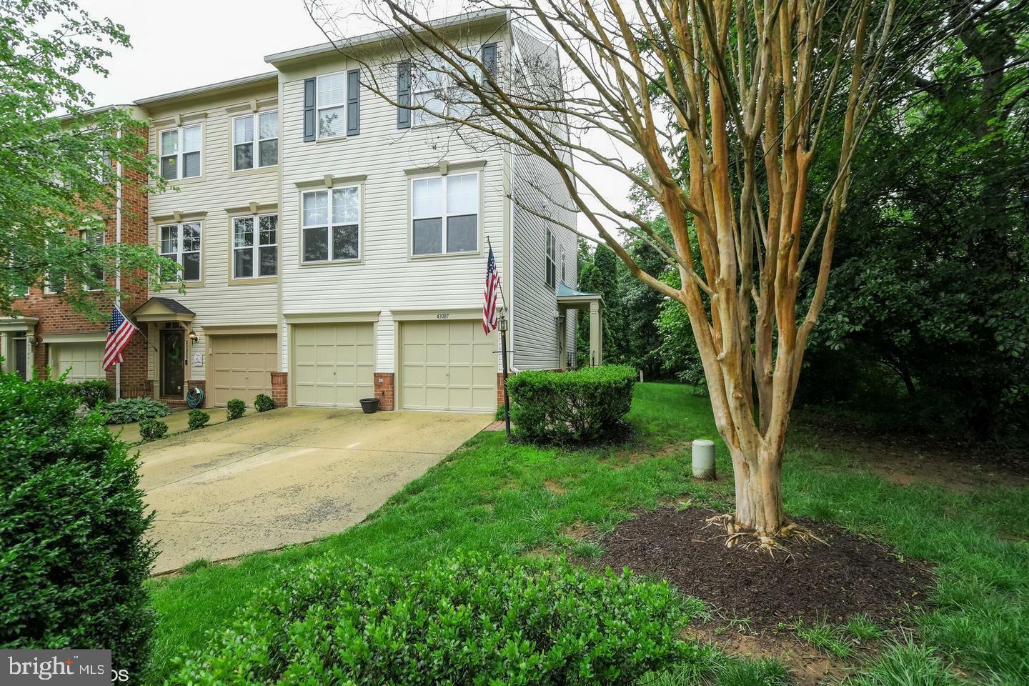 Property Photo:  43087 Autumnwood Square  VA 20148 