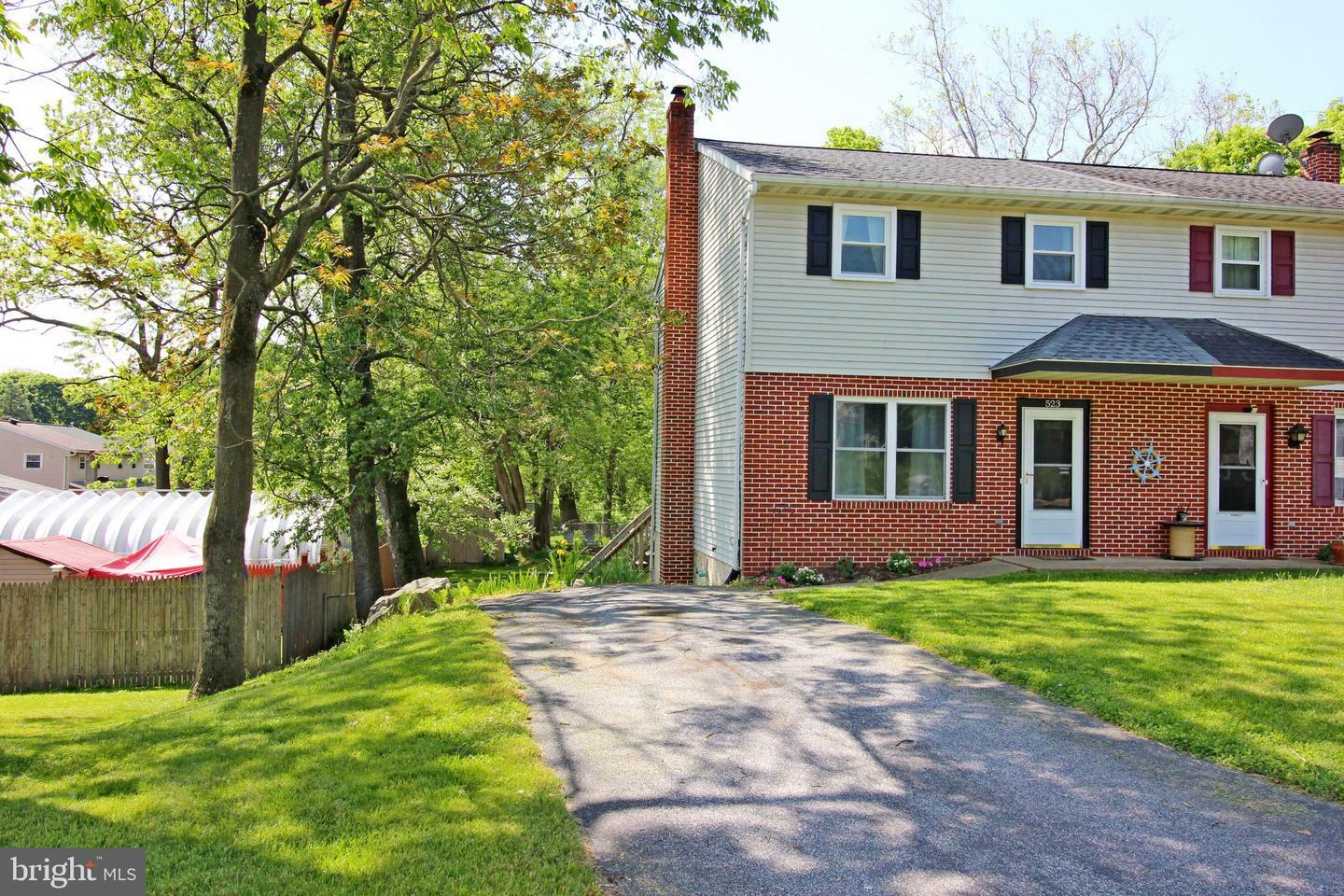 Property Photo:  523 Staufer Court  PA 17552 