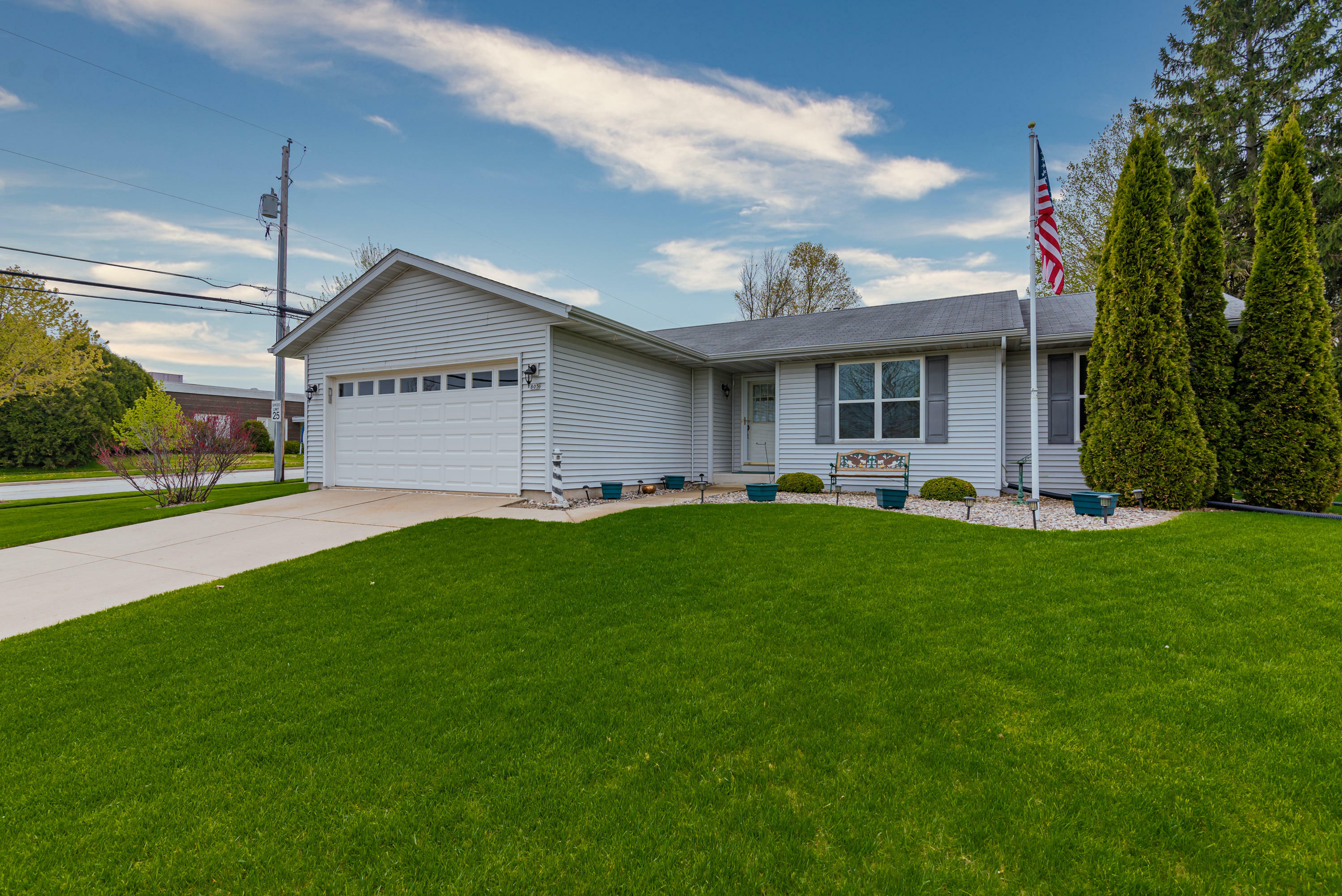 Property Photo: 805 Mallinger Dr WI 53074