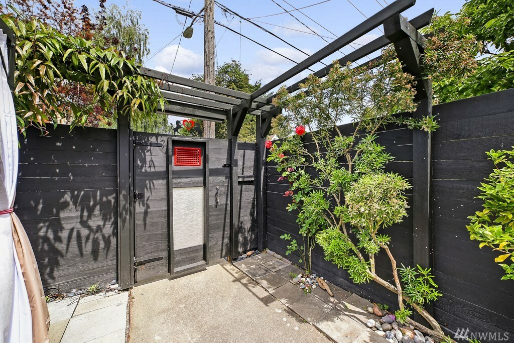 Property Photo:  835 S Rose St  WA 98108 