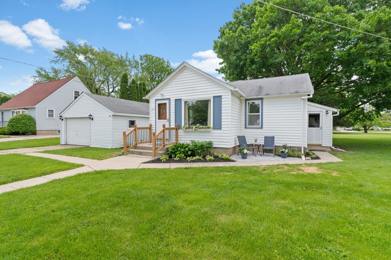 Property Photo: 229 Grove Avenue IL 60140