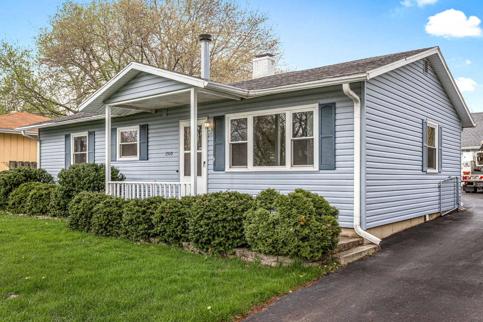 Property Photo:  1510 Washington Street  IL 60156 