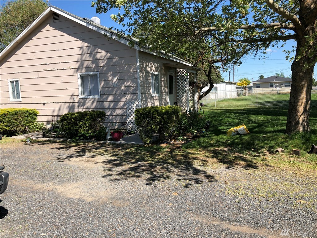 Property Photo:  4846 NE Stratford Rd  WA 98837 