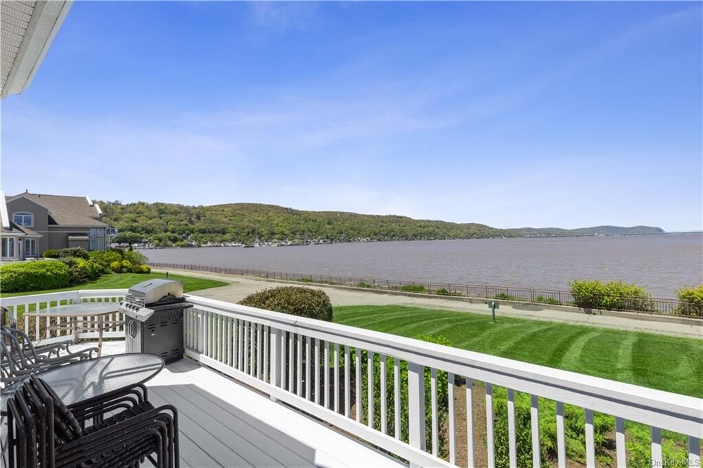 Property Photo:  304 Cottonwood Court  NY 10968 